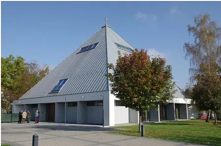 Kirchgebäude Heilig Kreuz in Bergen-Enkheim