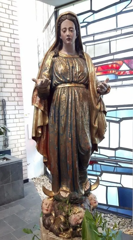 Maria Statue