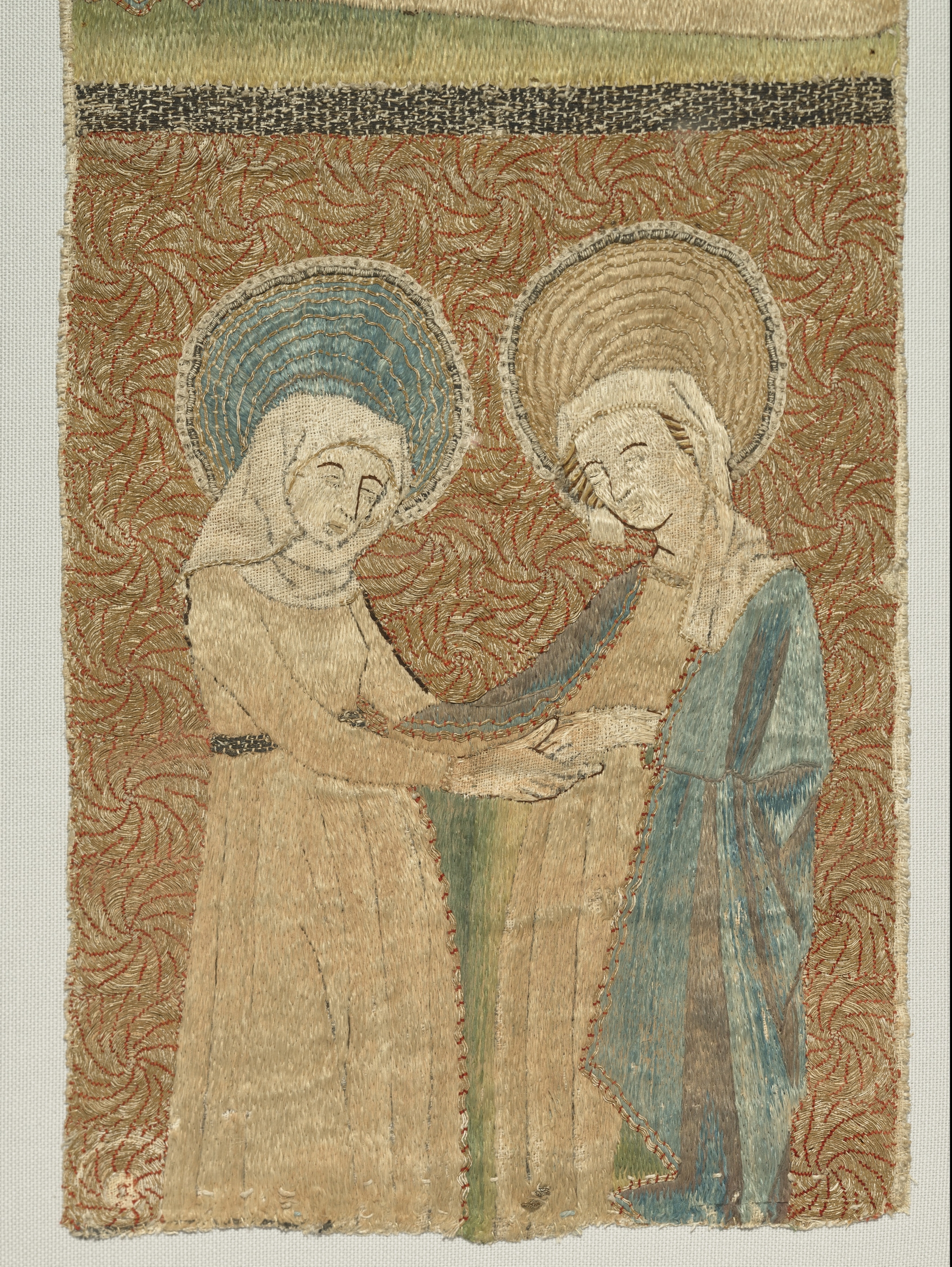 Maria und Elisabeth | auf dem Kaselstab in Kreuzform eines mittelalterlichen Messgewands, mittelrheinisch, um 1470, Dommuseum Fulda, (c) Bistum Fulda, Foto: Marcel Schawe