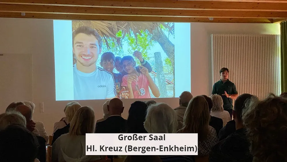 Großer Saal - Hl. Kreuz (Bergen-Enkheim)