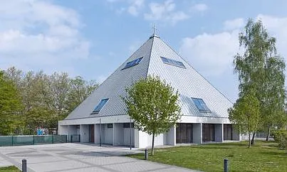 Kirchgebäude Heilig Kreuz in Bergen-Enkheim